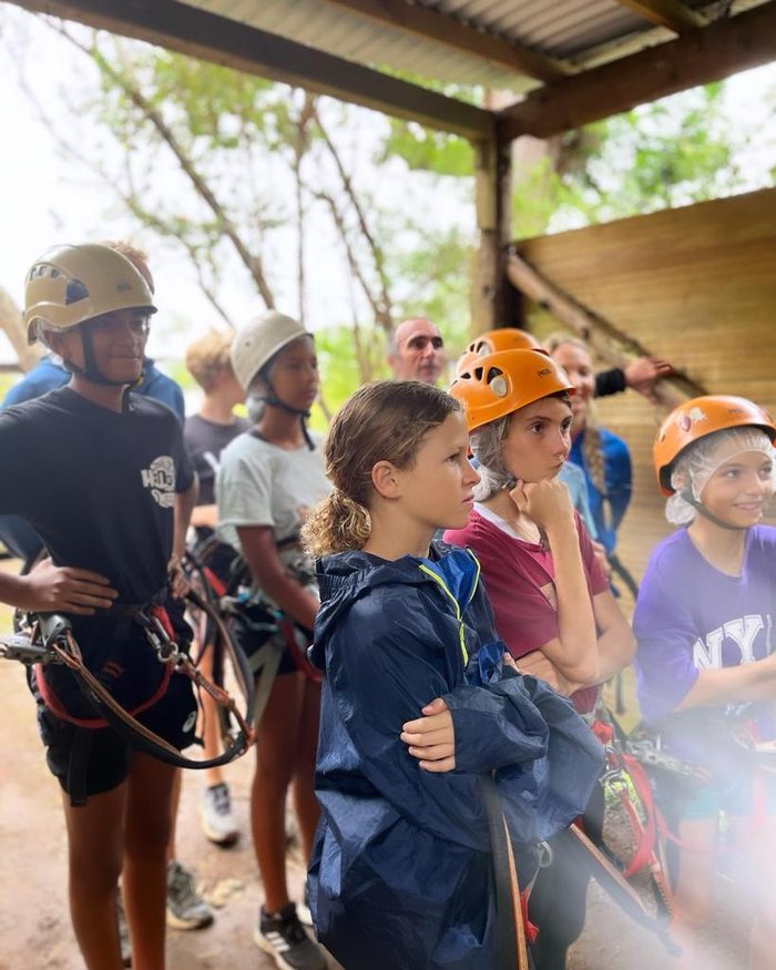 Enfants équipés avant le départ sur les parcours